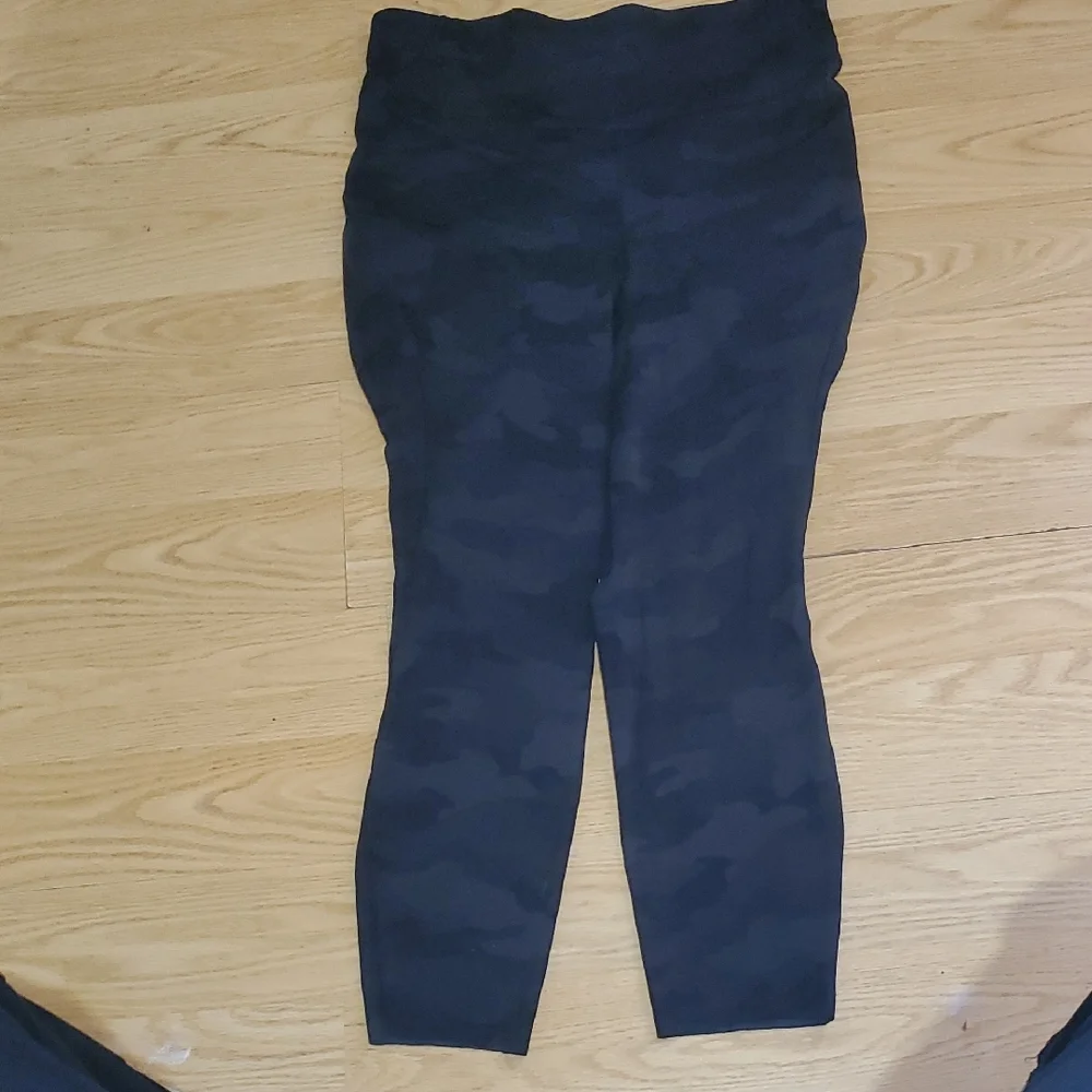 lululemon athletica Black Camouflage Leggings - Picture 2 of 8